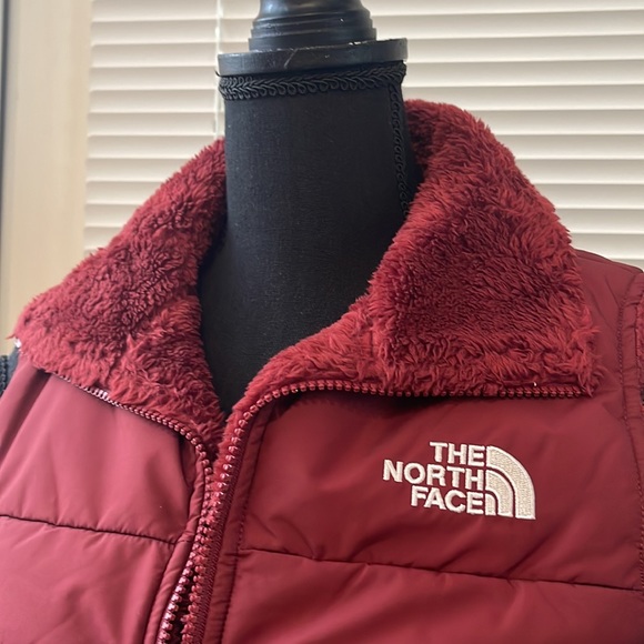 The North Face Mossbud REVERSIBLE Insulated Pomegranate Vest-Packable - Picture 3 of 7